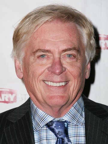 Daniel Davis Headshot