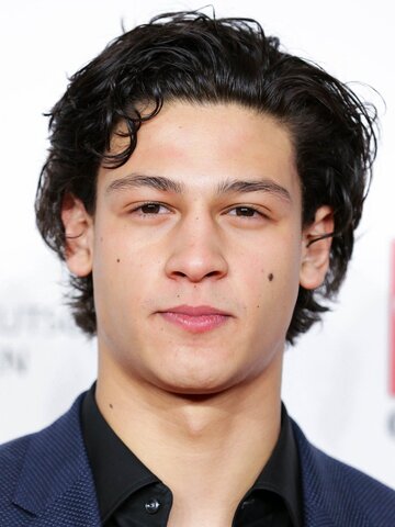 Emilio Sakraya Headshot