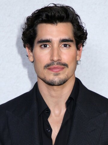 Henry Zaga Headshot