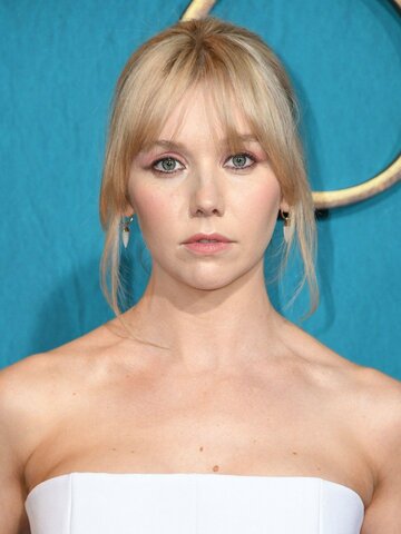 Lauren Lyle Headshot
