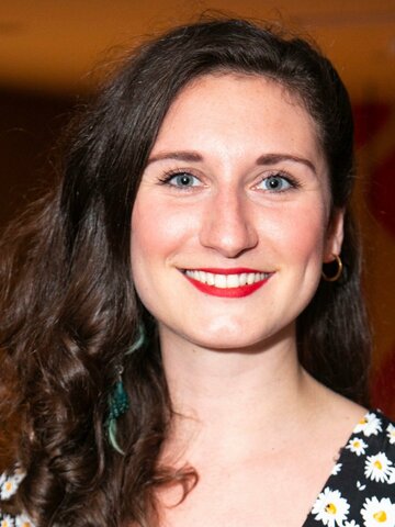 Bessie Carter Headshot