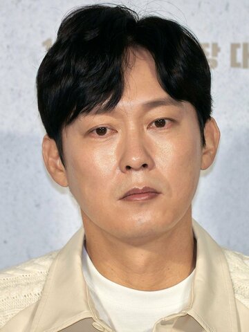 Park Byeong-eun Headshot