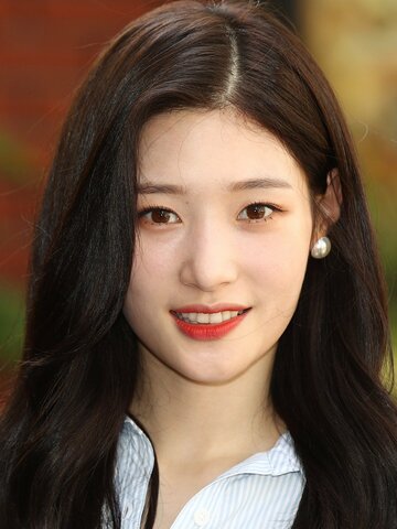 Jung Chae-yeon Headshot