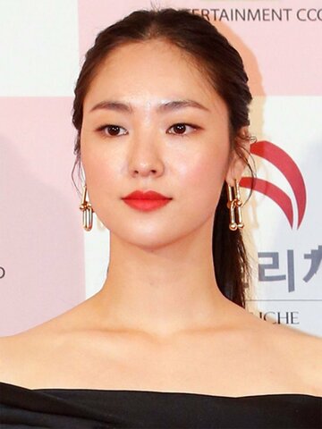 Jeon Yeo-been Headshot