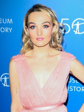 Chloe Fineman - Actress