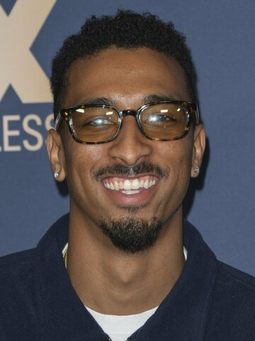 Travis Bennett Headshot