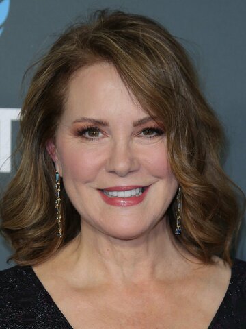 Elizabeth Perkins Headshot