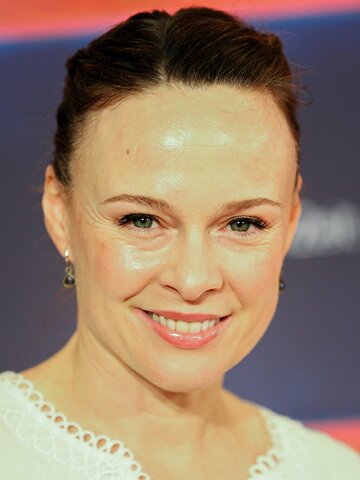 Tami Stronach Headshot