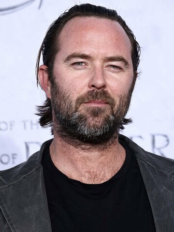 Sullivan Stapleton Headshot