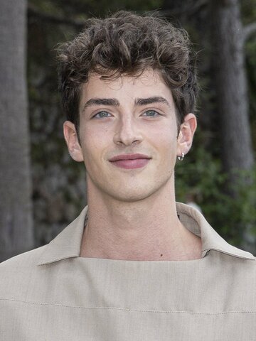 Manu Rios Headshot