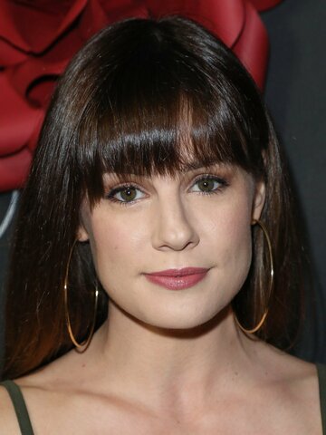 Chelsea Hobbs Headshot