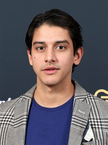Dee Ahluwalia Headshot