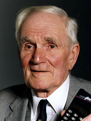 Desmond Llewelyn Headshot