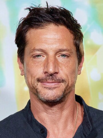 Simon Rex Headshot