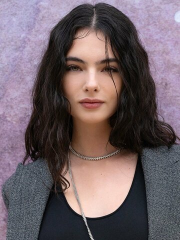 Deva Cassel Headshot