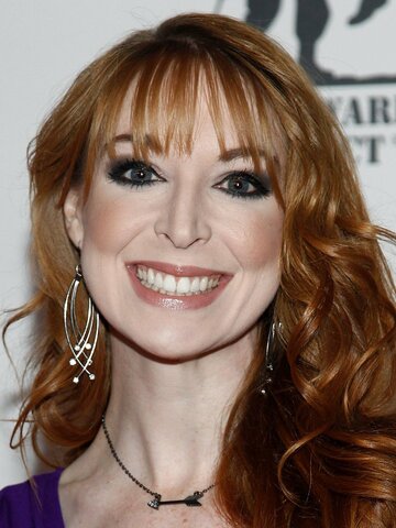 Lisa Foiles Headshot