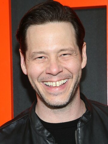 Ike Barinholtz Headshot