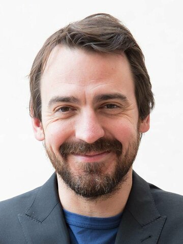 Ewen Leslie Headshot