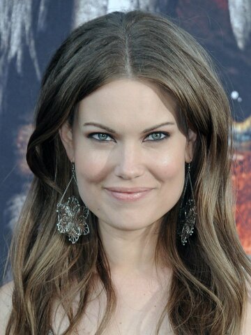 Anna Van Hooft Headshot