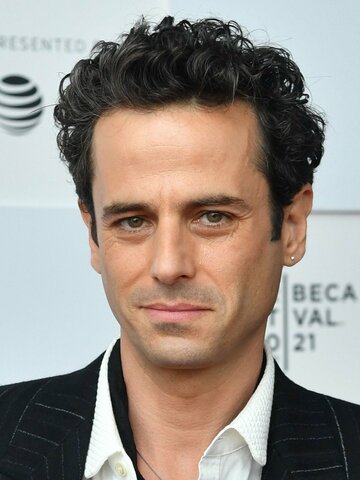 Luke Kirby Headshot