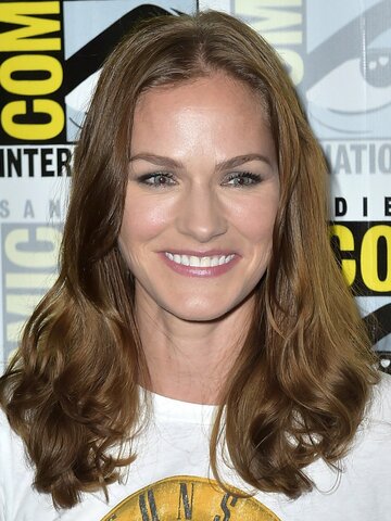 Kelly Overton Headshot