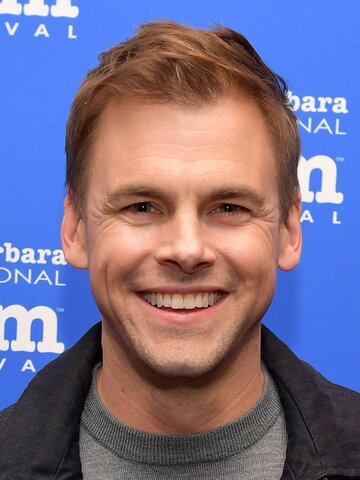 Tommy Dewey Headshot