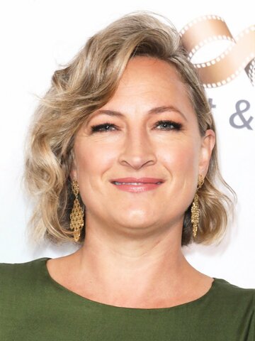 Zoe Bell Headshot