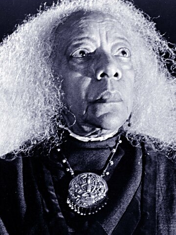 Zara Cully Headshot