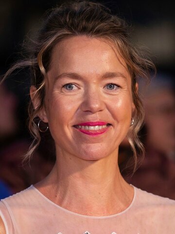 Anna Maxwell Martin Headshot