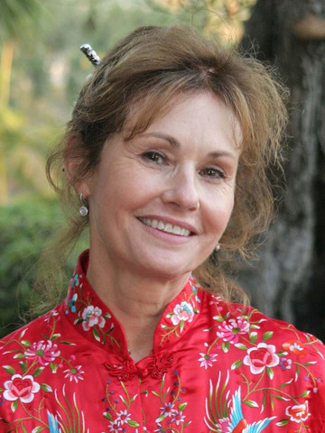 Lori Saunders Headshot