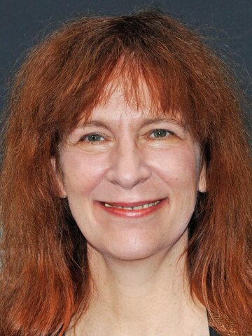 Amanda Plummer Headshot