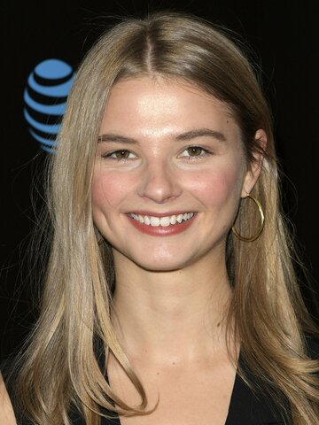 Stefanie Scott Headshot