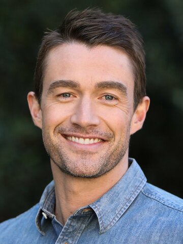 Robert Buckley Headshot