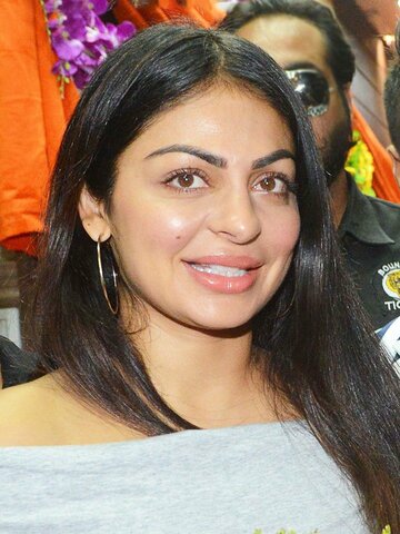 Neeru Bajwa Headshot