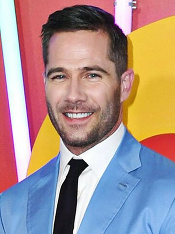 Luke Macfarlane Headshot