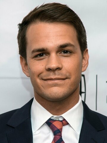 Johnny Simmons Headshot