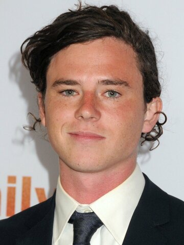 Charlie McDermott Headshot