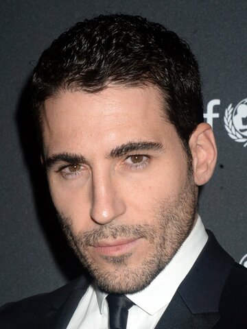 Miguel Ángel Silvestre Headshot