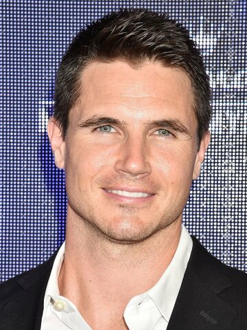 Robbie Amell Headshot