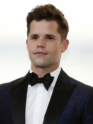 Charlie Carver Headshot