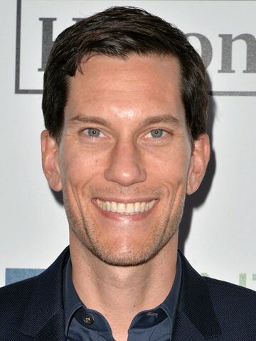 Peter Nowalk Headshot