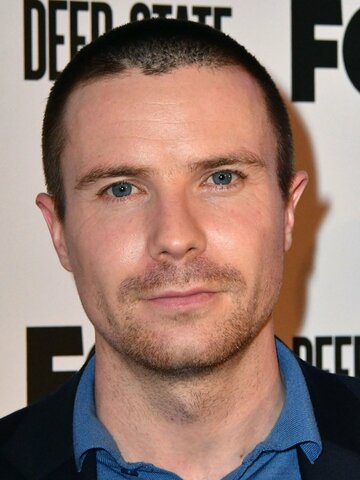 Joe Dempsie Headshot