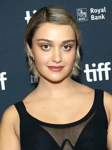 Ariela Barer Headshot