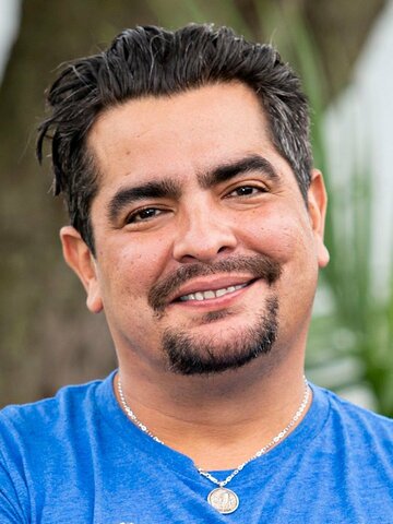 Aarón Sánchez Headshot