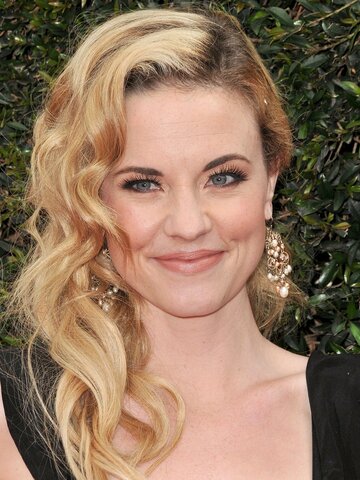 Molly Burnett Headshot