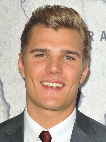 Chris Zylka Headshot