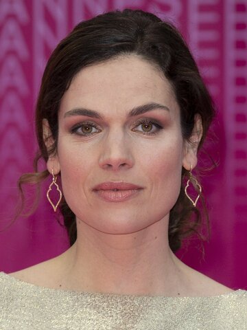 Anna Drijver Headshot