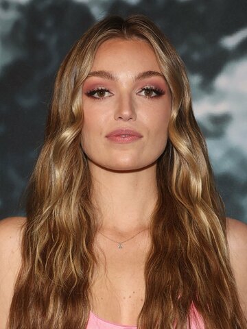 Lili Simmons Headshot
