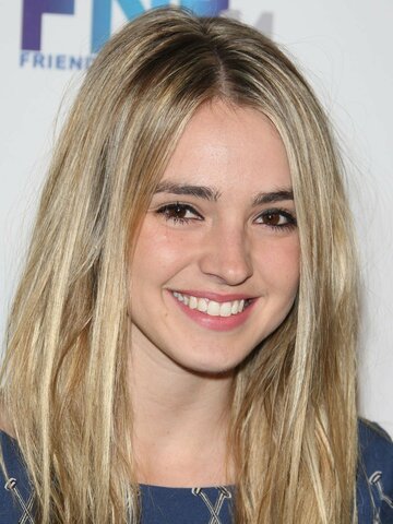Katelyn Tarver Headshot