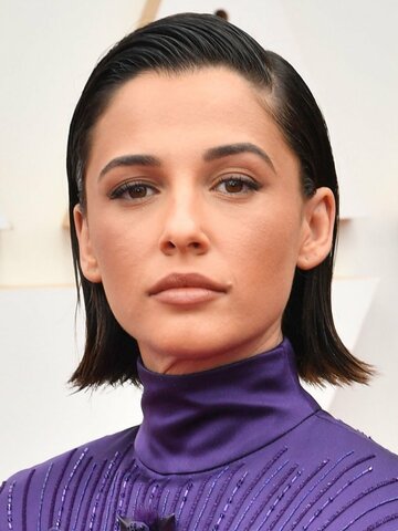 Naomi Scott Headshot